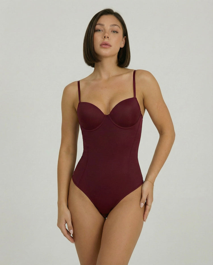 Femme avec body de couleur Bordeaux 